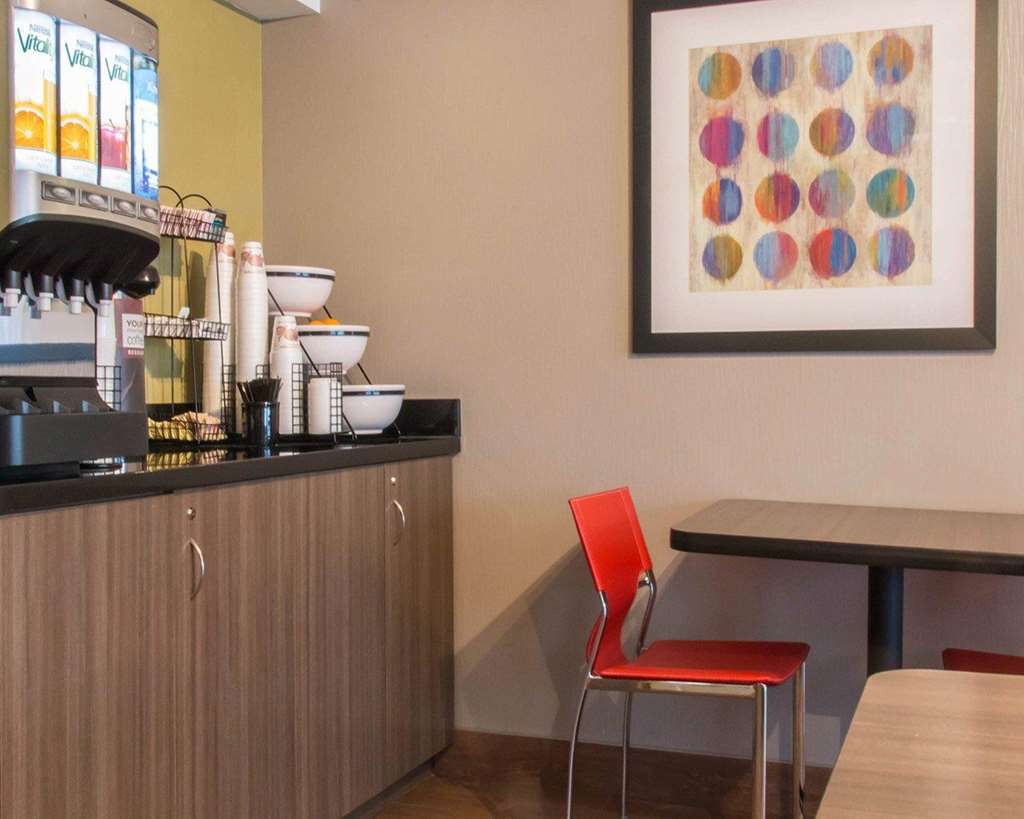 Comfort Inn Airport Winnipeg Restaurant photo