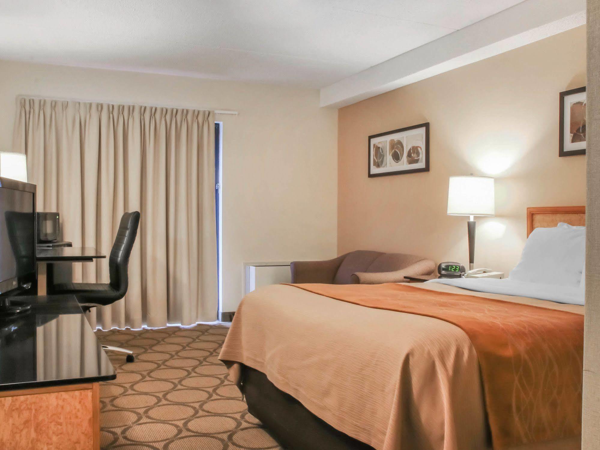 Comfort Inn Airport Winnipeg Exterior photo